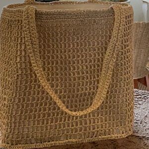 Great natural fiber, lined tote that’s never been used.